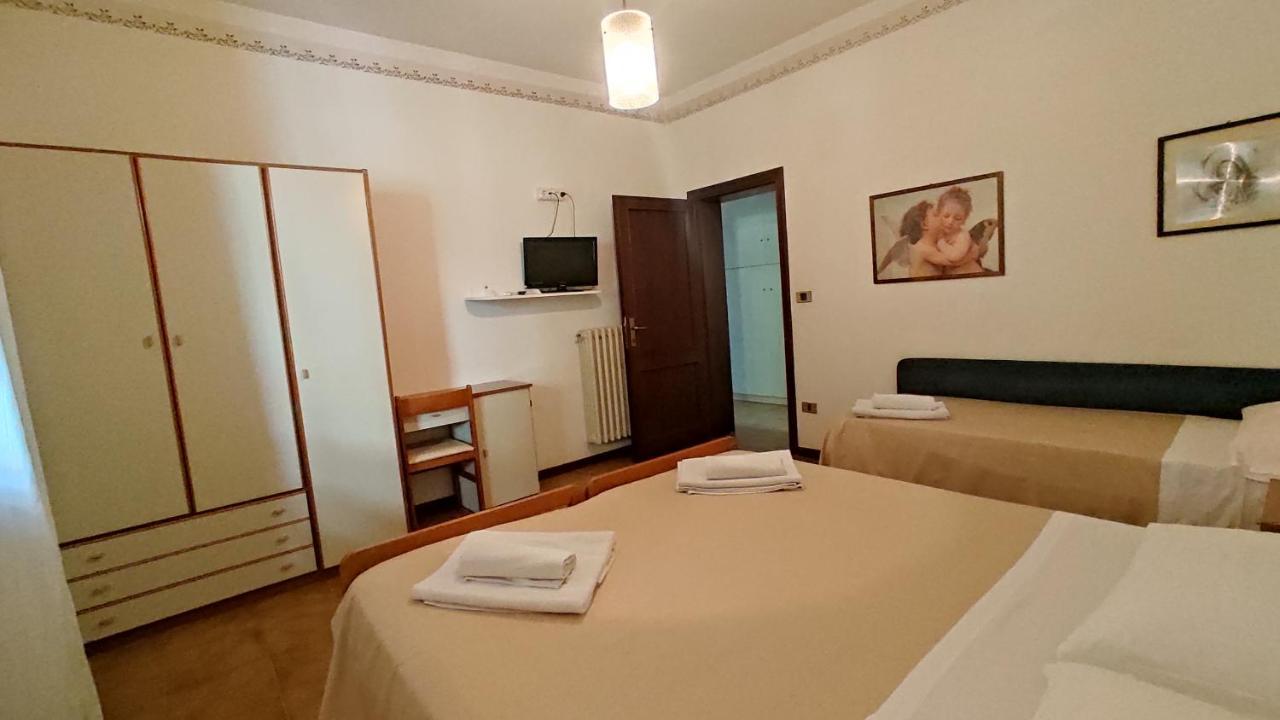 Hotel De Amicis Риччоне Экстерьер фото